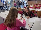 Školní část Piškvorkového turnaje v Hlinsku přinesla napínavé souboje i skvělou atmosféru