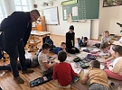Včelákov nabízí žákům moderní zázemí v historické budově základní školy. Ve výstavbě je nová budova pro dětskou skupinu