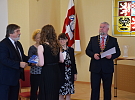 Absolventi gymnázia převzali maturitní vysvědčení na hlinecké radnici