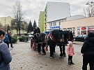Vánoční sousedské setkání před OD Růže doplněné o zabíjačkové pochoutky