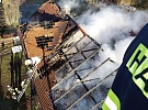 Požár střechy rodinného domu v Krouně zaměstnal deset jednotek hasičů