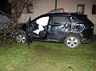 Toyota jedoucí ve směru na Hlinsko smetla sloup, strom i část domu, policie hledá svědky nehody
