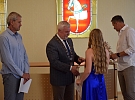 Deváťáci ze ZŠ Smetanova převzali vysvědčení na hlinecké radnici. Školní docházku zakončili slavnostním ceremoniálem