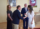 Absolventi hlineckého gymnázia slavnostně převzali maturitní vysvědčení na radnici