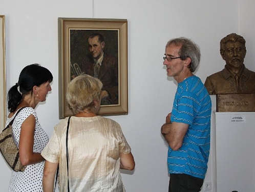 Obec Kameničky připravila výstavu místní rodačky Anny Dvořákové