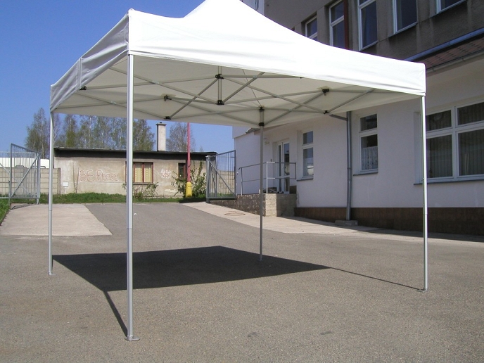 Společnost TRIGI s.r.o. vyrábí a pronajímá party stany pro Vaše akce!