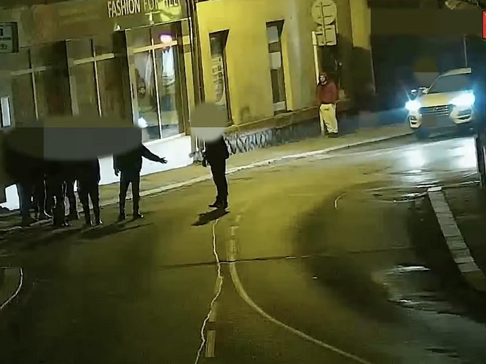 Hlinečtí policisté pátrají po zloději v kalhotách světlé barvy a s červenou bundou s kapucí