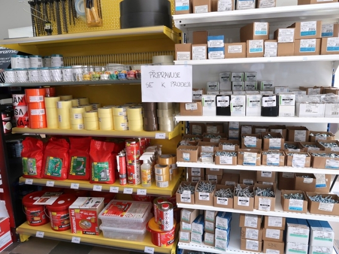 Centrum barev MB BARVY-LAKY nově nabízí spojovací materiál, stavební chemii nebo barvy Karbolineum a Luxol