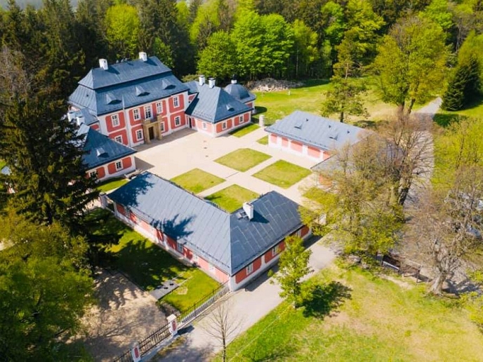 Zámek Karlštejn nad Svratouchem po sedmileté rekonstrukci otevírá své brány