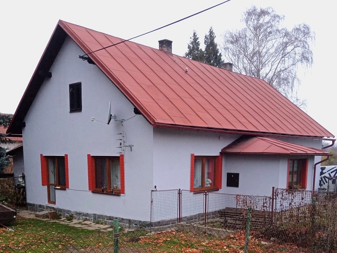 Máte starou střechu, která už nevypadá dobře? Prodlužte jí životnost renovací!