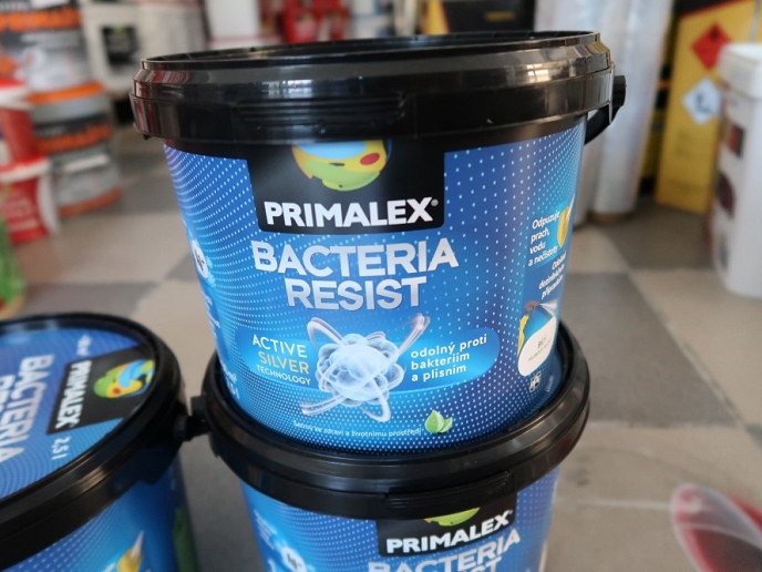 Trápí vás stěny pokryté plísní? Zbavte se jí efektivně s PRIMALEX BACTERIA RESIST