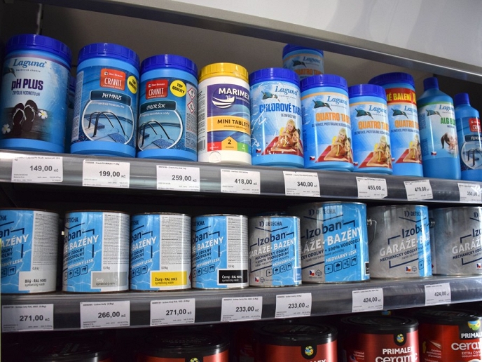 S bazénovou chemií poradí v prodejně Dům barev Hlinsko