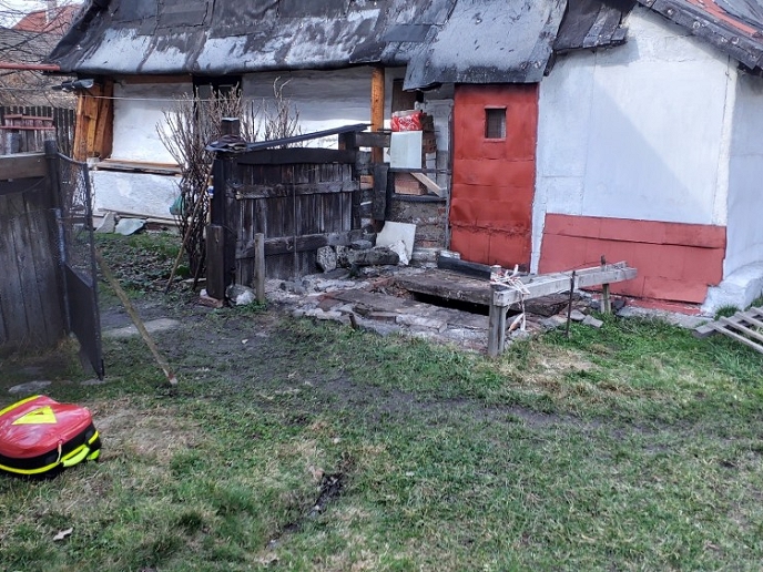 Na Betlémě spadla žena do septiku, při záchraně pomohli hasiči