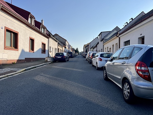 V Nerudově ulici začne oprava chodníků. Město počítá i s obnovou veřejného osvětlení